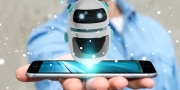 kleiner Roboter schwebt über Handy