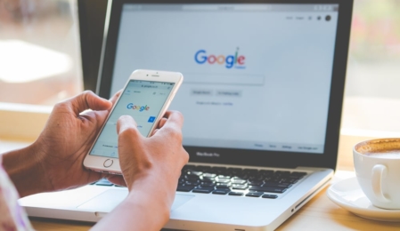 Google Suche auf Laptop und Handy