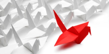 origami vögel in rot und weiß