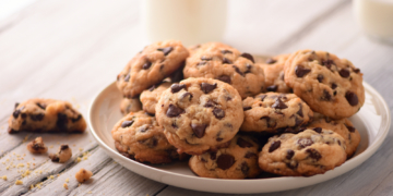 Cookies auf einem Teller mit einem Glas Milch