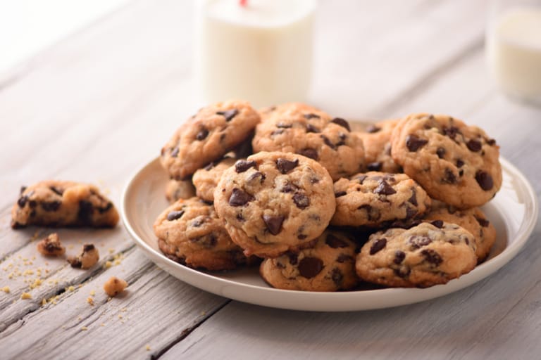 Cookies auf einem Teller mit einem Glas Milch