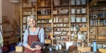 Senior Handwerker mit Tablet-Computer im Kunststudio