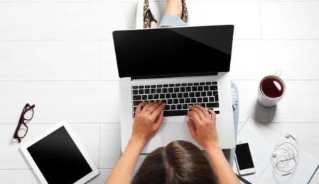 Mädchen surft auf einem Laptop im Internet